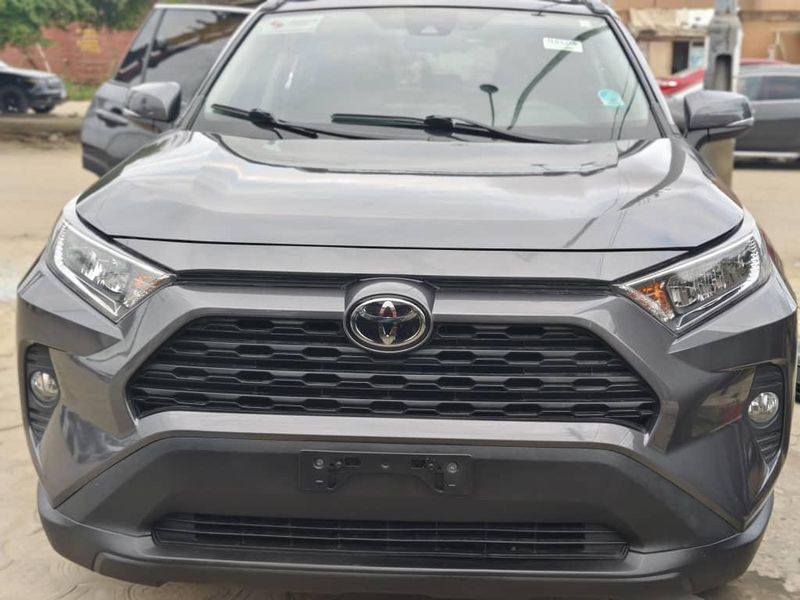 Thumbnail 8 of 2019 TOYOTA RAV4 XLE